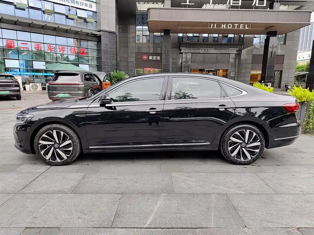 Volkswagen Passat 2024 380TSI Luxury фото 3