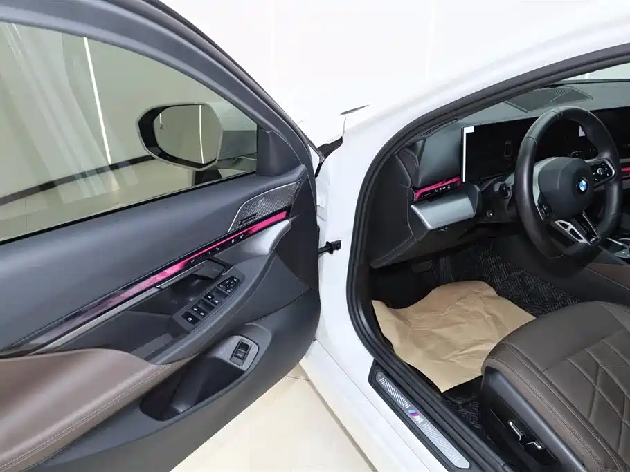 BMW 5 Series 2024 530Li Leading M Sport Package фото 25