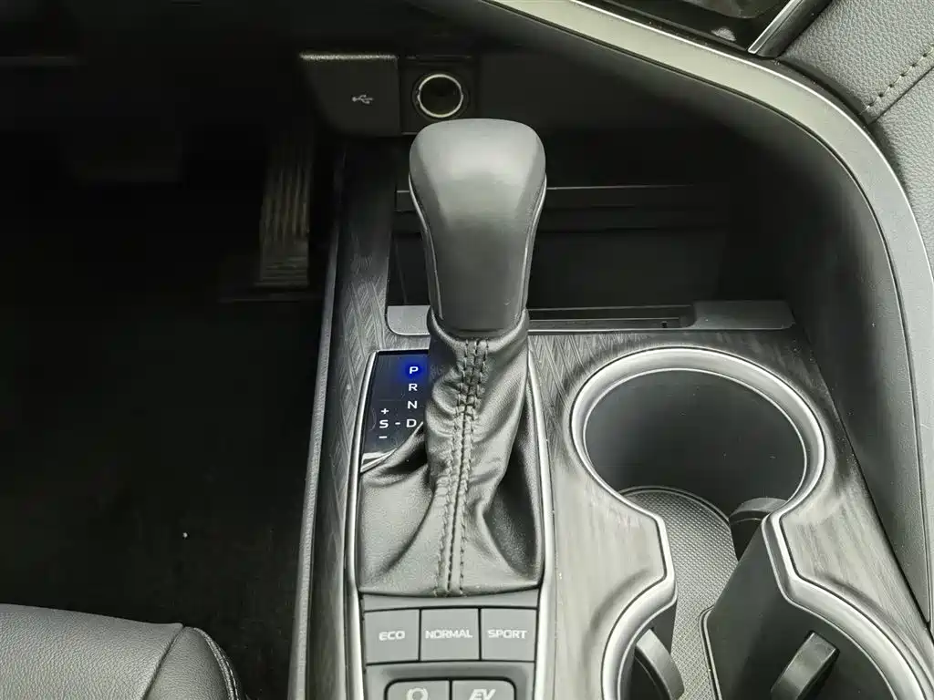 Toyota Camry 2023 Hybrid 2.5HG Luxury Edition фото 13