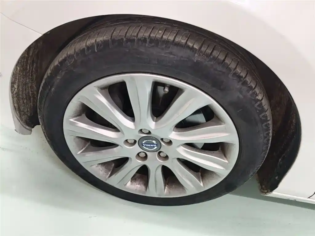 Фото 23 - Volvo V40
