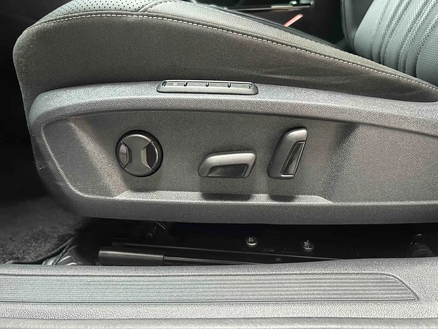 Volkswagen Passat 2025 Outstanding 380TSI Dragon Soaring Edition фото 17