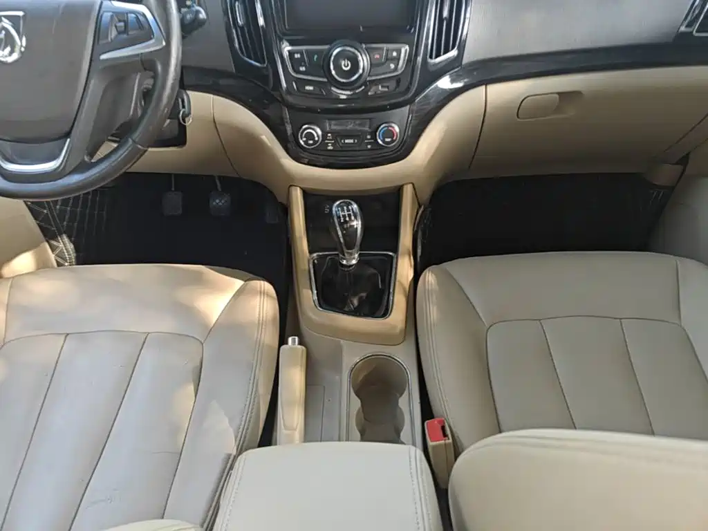 Baojun 730 2015 2014 1.5L Manual Luxury Navigation ESP Edition 7-Seater