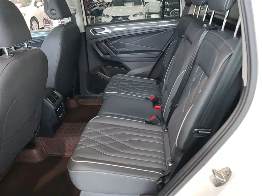 Volkswagen Tiguan L 2022 330TSI Auto 2WD R-Line Premium Edition фото 17