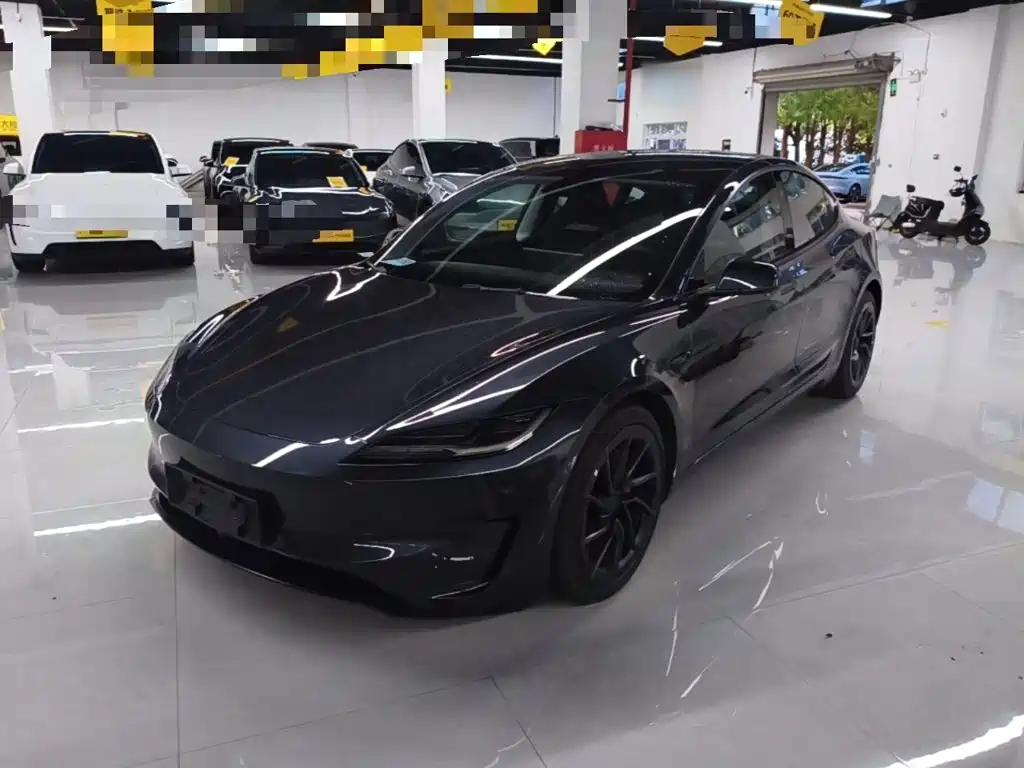 Фото 1 - Tesla Model 3