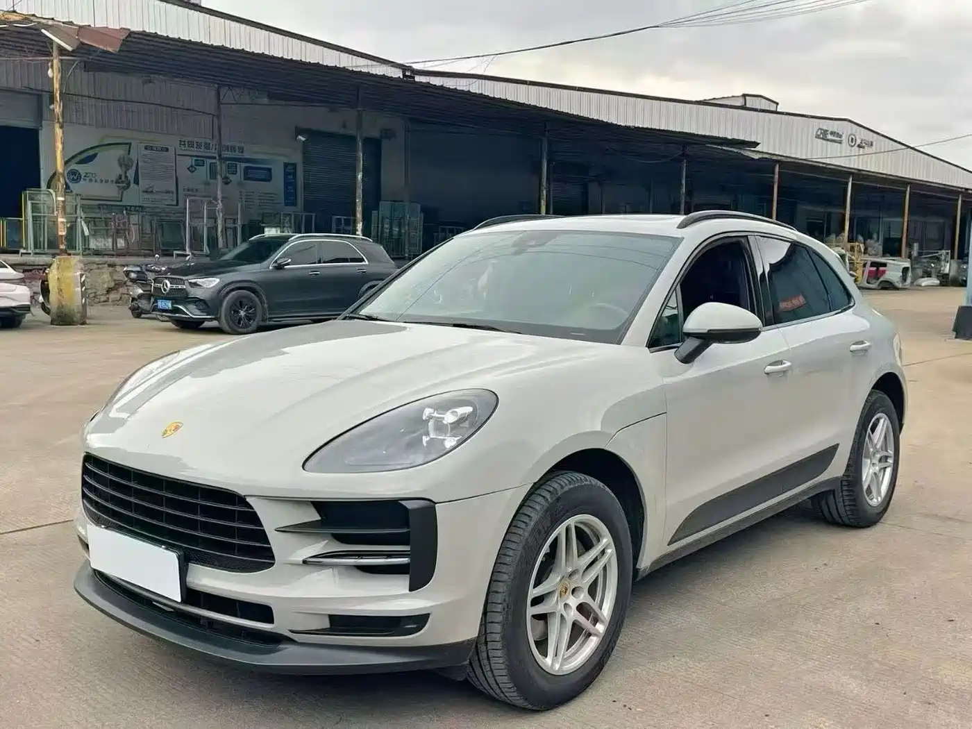 PORSCHE MACAN