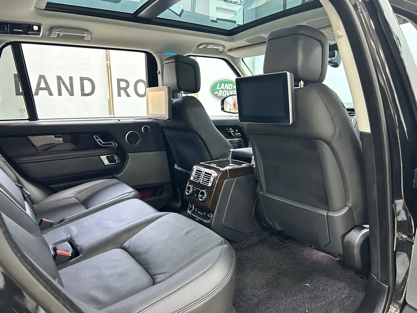 Land Rover Range Rover 2021 3.0 L6 Heritage Extended Classic Edition фото 29