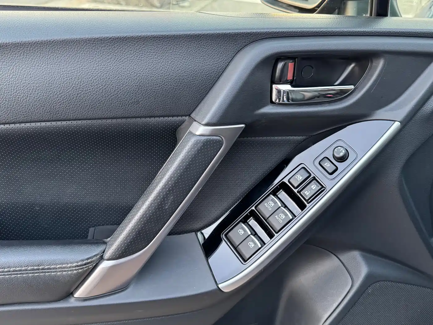 Subaru Forester 2016 2.0i Luxury Navigation Edition фото 19