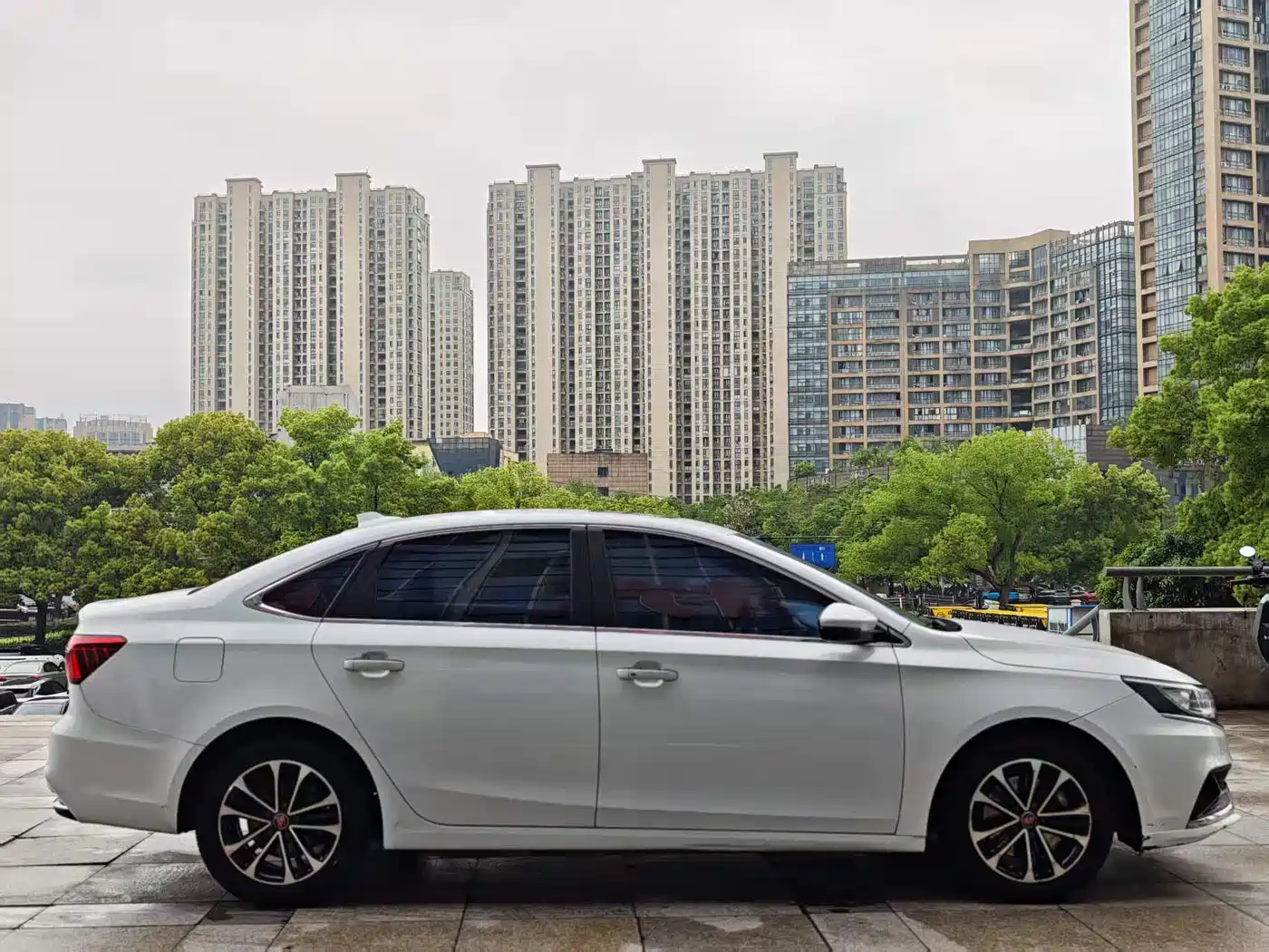 ROEWE I6 NEW ENERGY