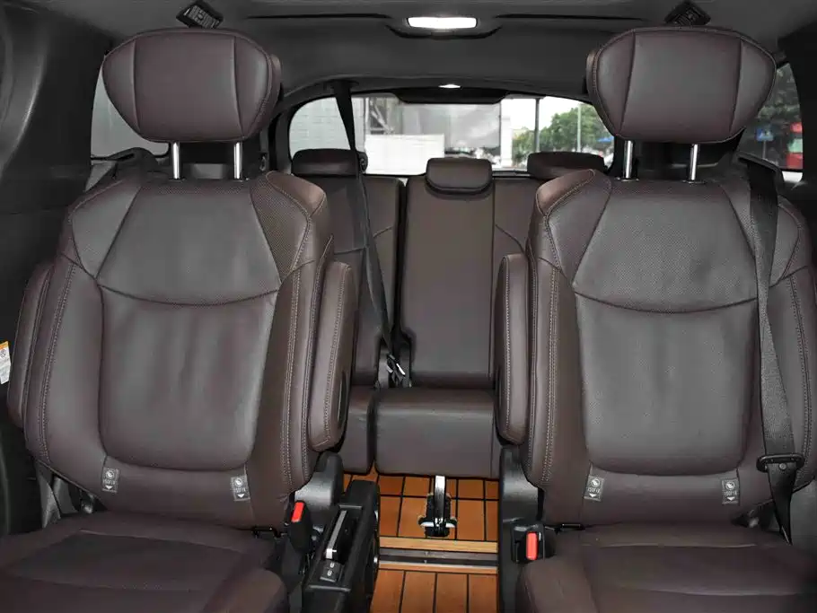 Toyota Sienna 2021 2.5L Hybrid Platinum Edition фото 10