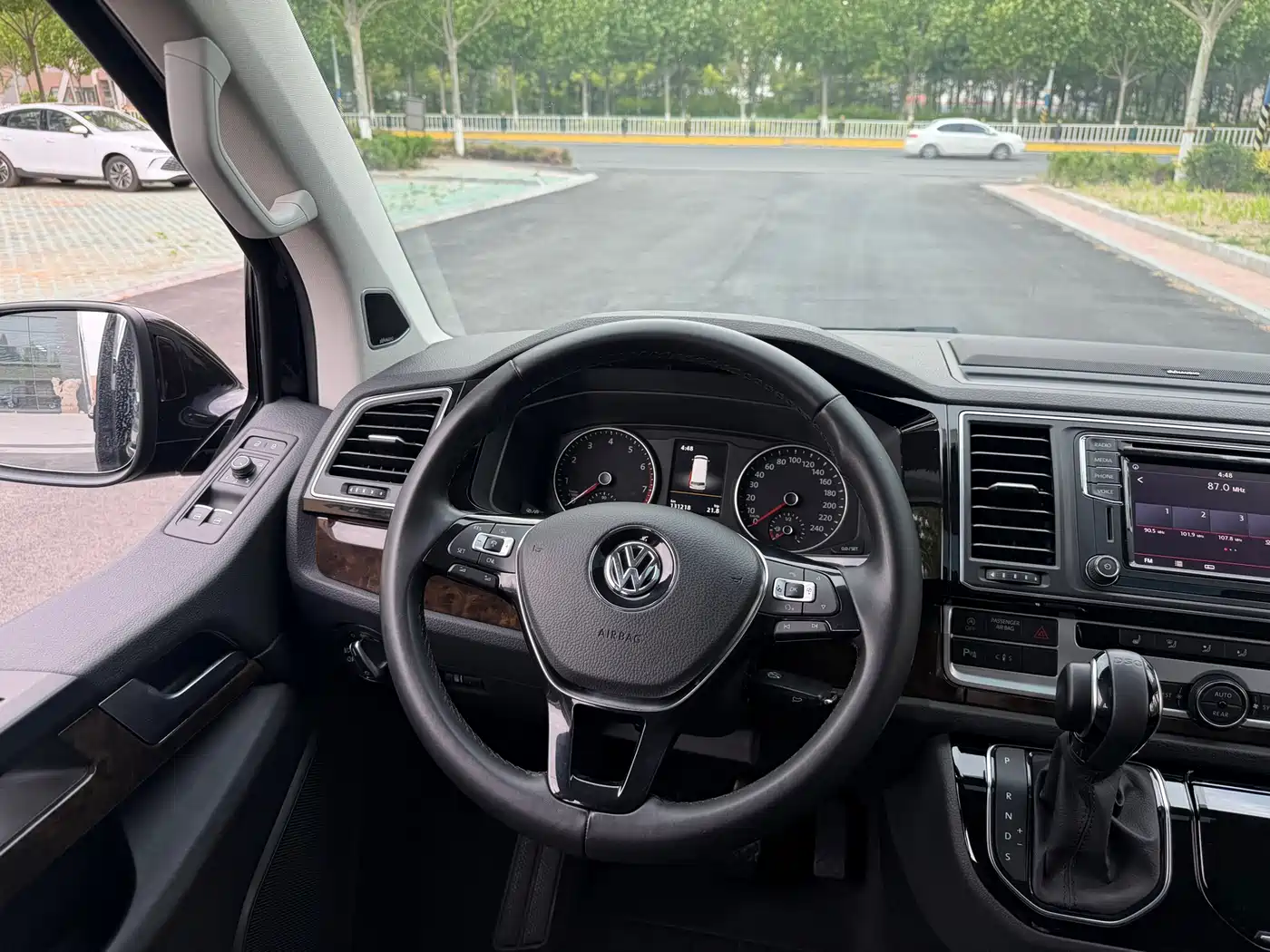 Volkswagen Multivan 2018 2.0TSI 4WD Explorer Edition 7-Seater фото 8