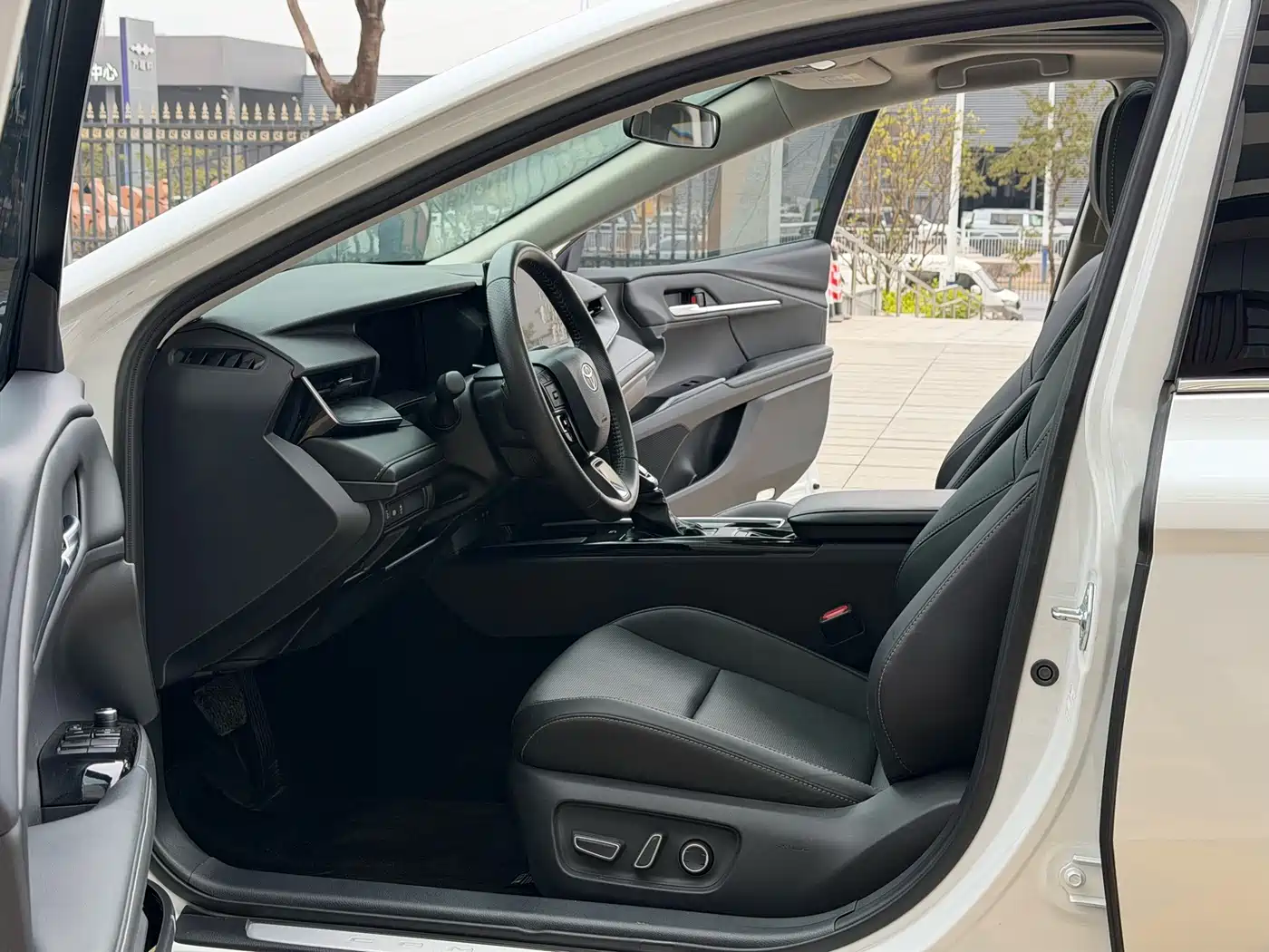 Toyota Camry 2024 Hybrid 2.0HGVP Luxury Edition фото 4