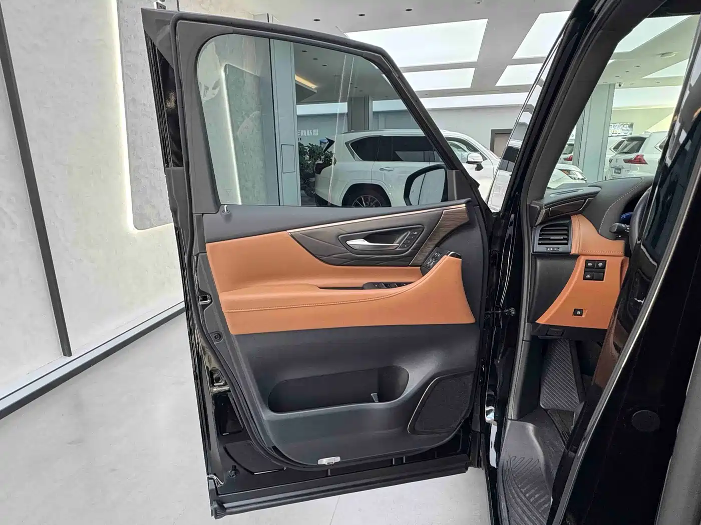 Toyota Vellfire 2024 Crown Hybrid 2.5L Executive Premium Edition фото 7