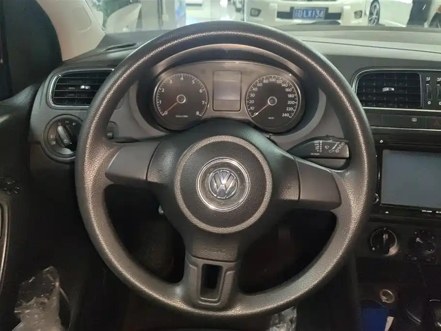 Volkswagen Polo 2013 1.6L Automatic Comfort Edition фото 15