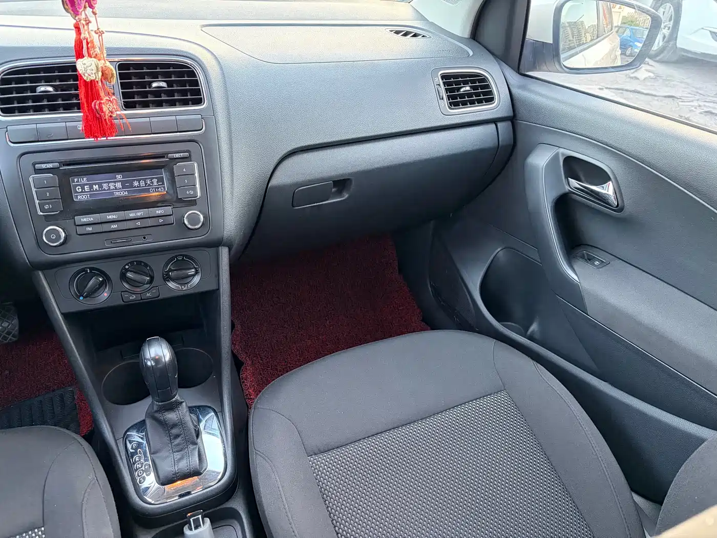 Volkswagen Polo 2011 1.4L Automatic Style Edition фото 12
