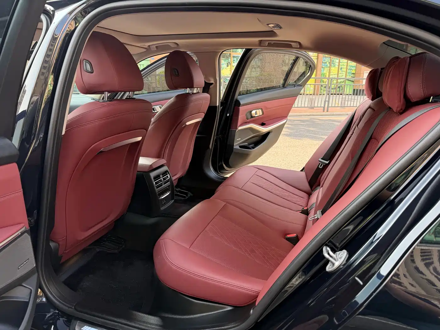 BMW 3 Series 2024 325Li M Sport Shadowline Package фото 5