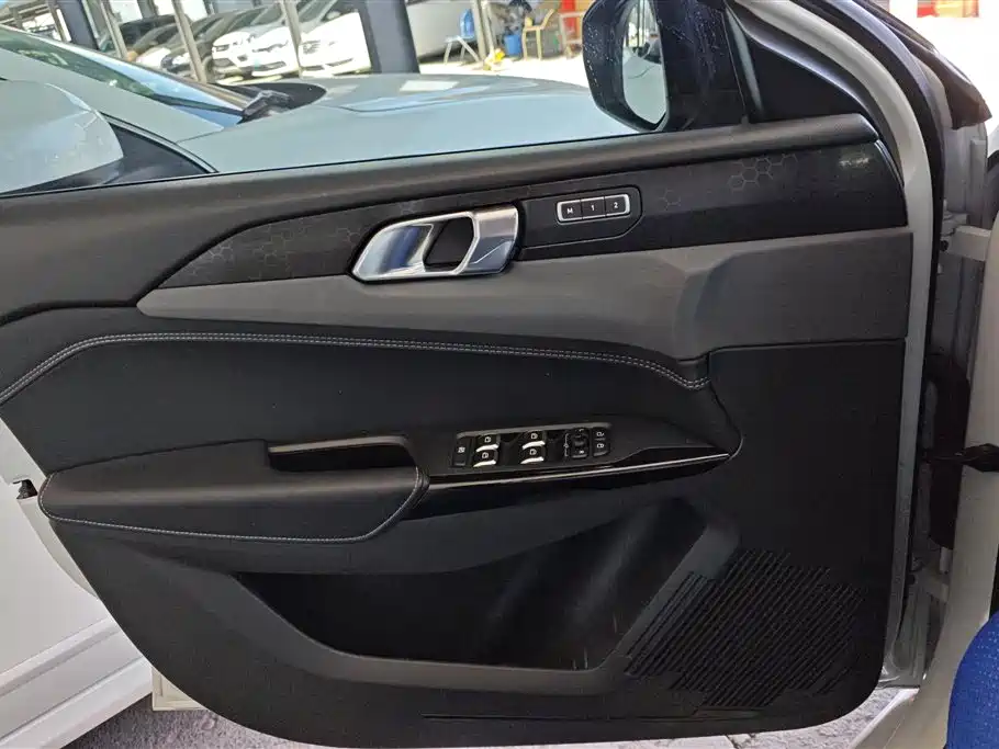 Lynk & Co 02 Hatchback 2022 2.0TD Summer Limited Edition фото 7