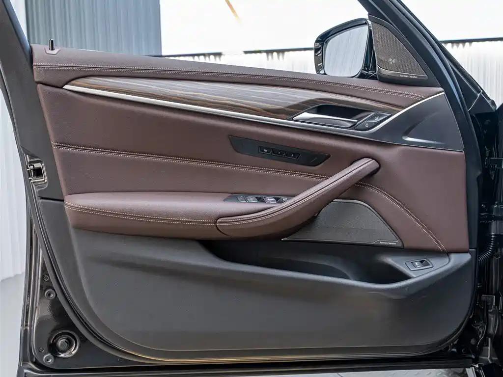 BMW 5 Series 2023 530Li Leading Luxury Package фото 5