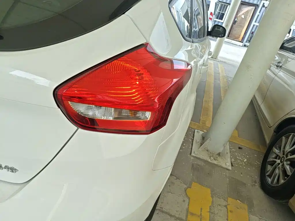 Фото 8 - Ford Focus