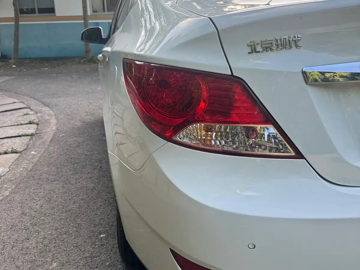 Hyundai Verna 2010 Sedan 1.4L Automatic Fashion GT фото 10