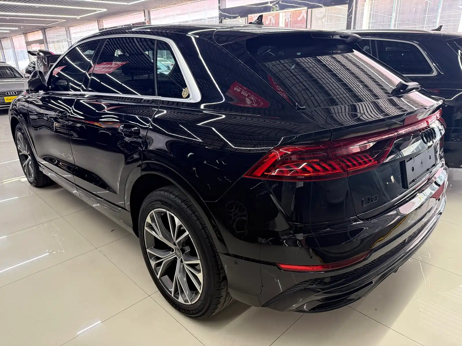 Photo 5 - Audi Q8