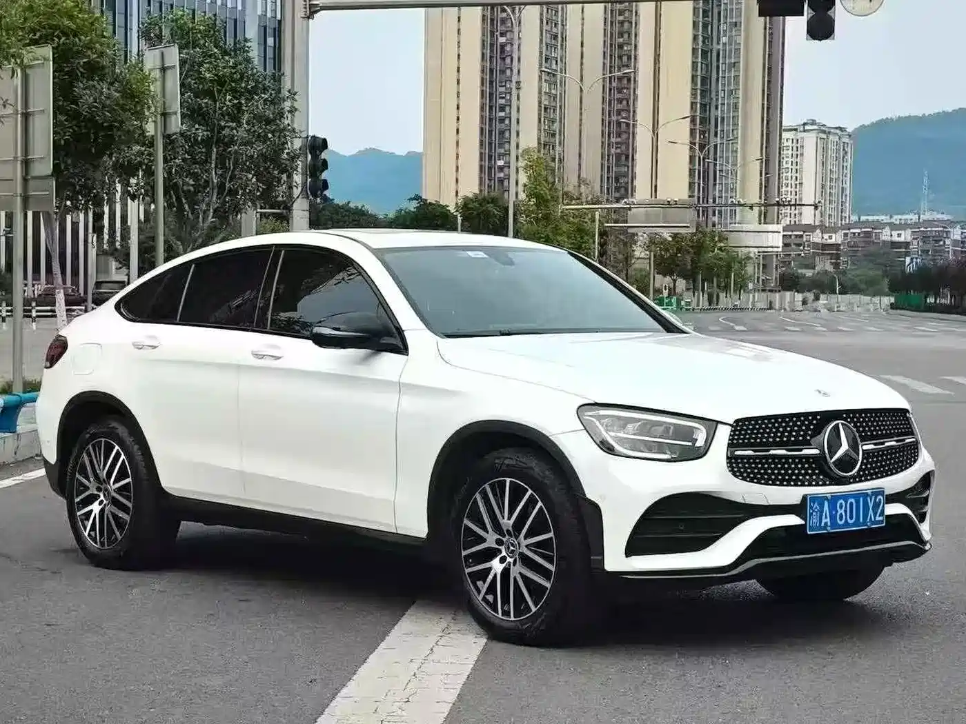 Mercedes-Benz GLC Coupe 2023 Model GLC 260 4MATIC Coupe SUV фото 3