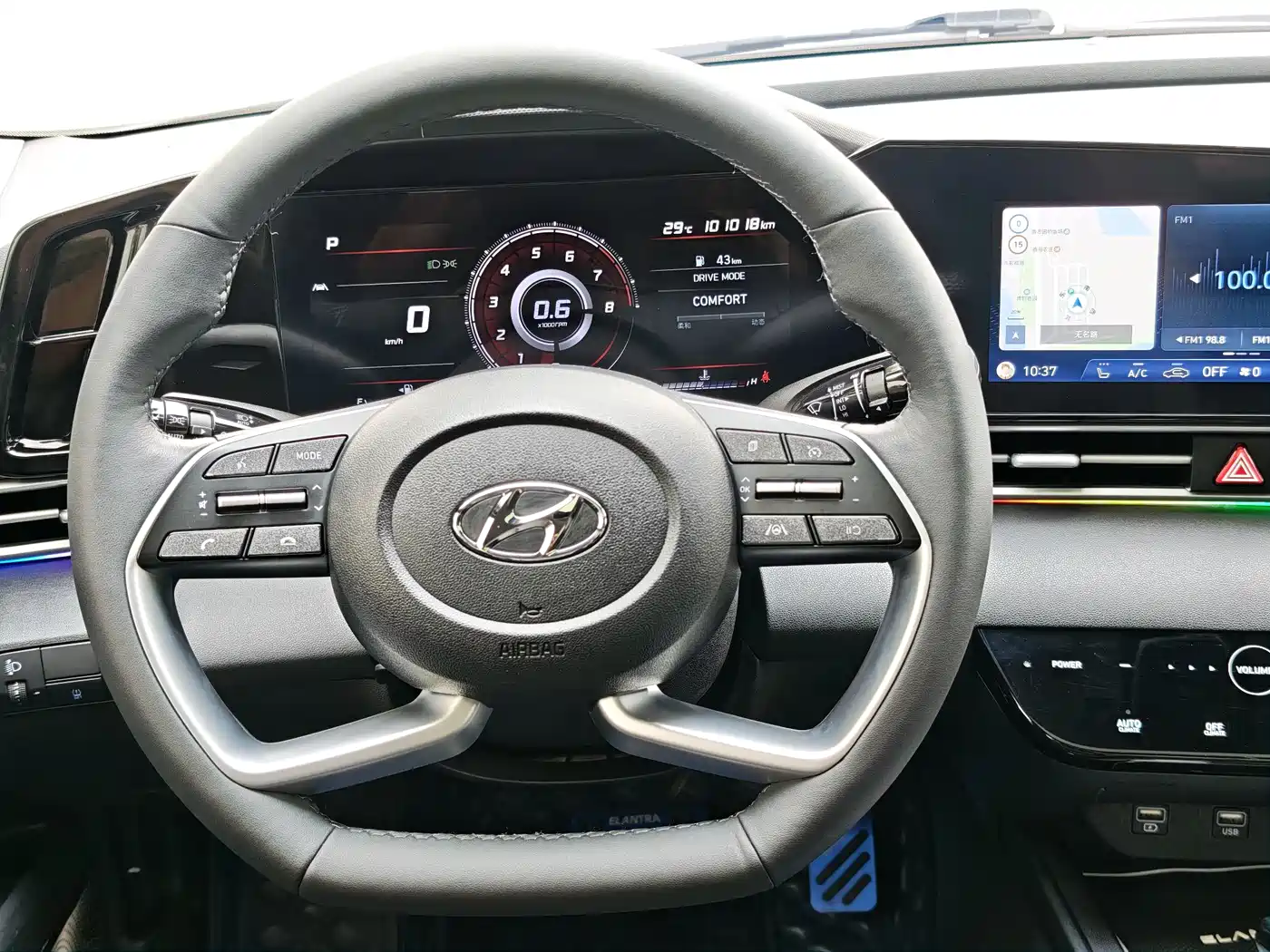 Hyundai Elantra 2022 1.5L CVT LUX Premium Edition фото 8
