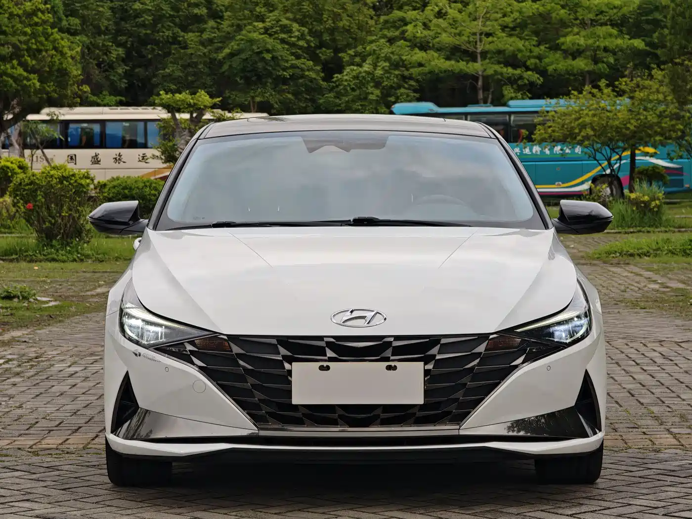 Hyundai Elantra 2022 1.5L CVT LUX Premium Edition фото 2
