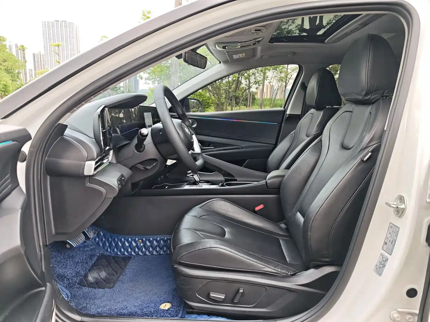 Hyundai Elantra 2022 1.5L CVT LUX Premium Edition фото 4