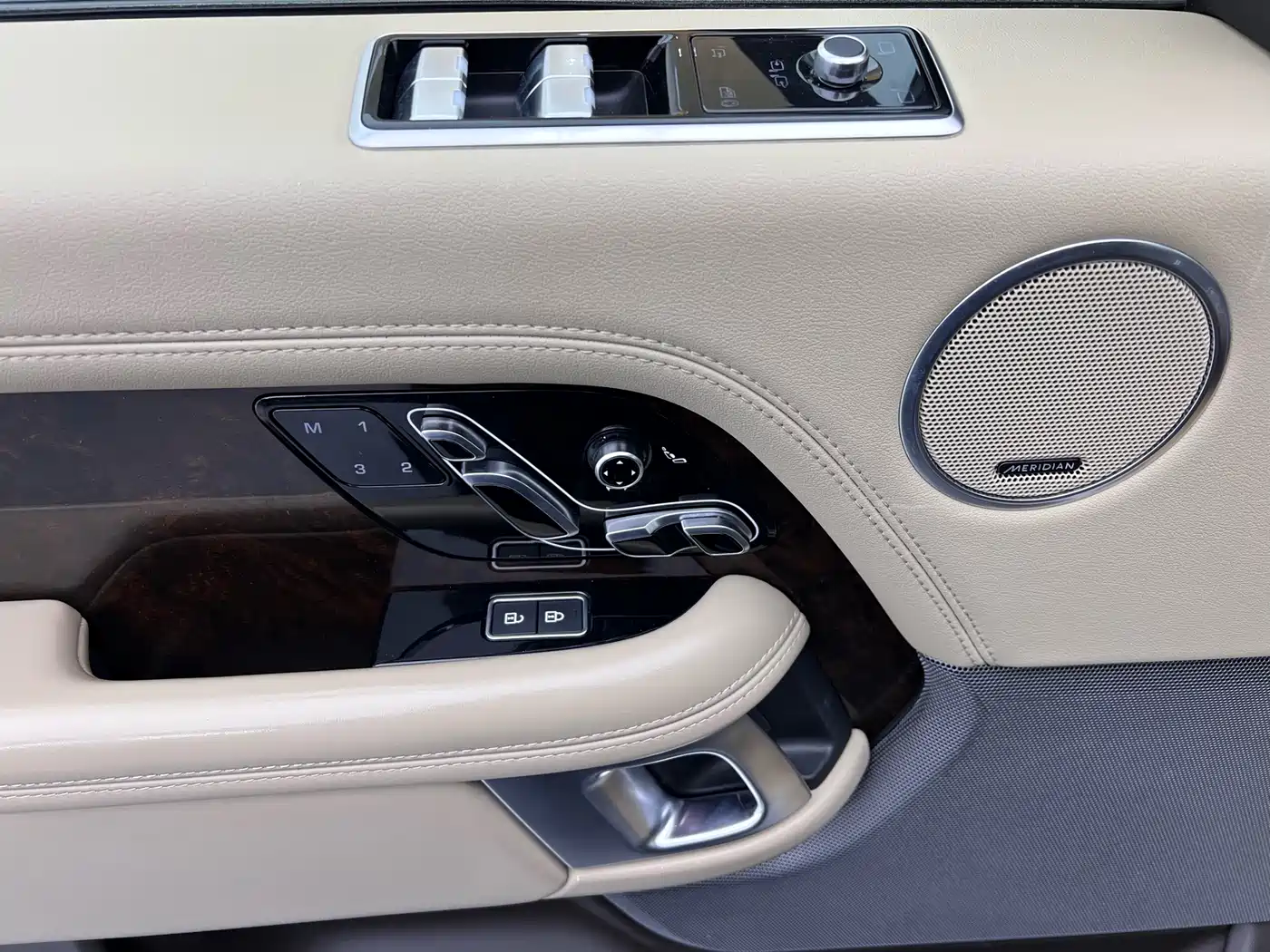 Land Rover Range Rover 2022 3.0 L6 400PS Heritage Extended Classic Edition фото 5