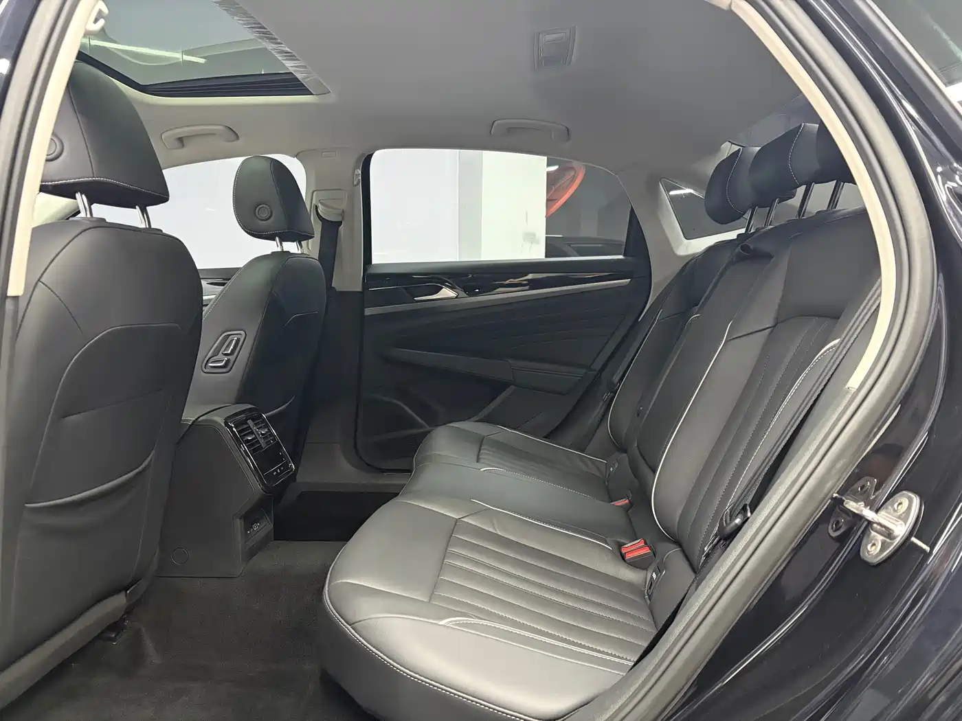 Volkswagen Passat 2023 280TSI Starlight Elite Edition фото 16