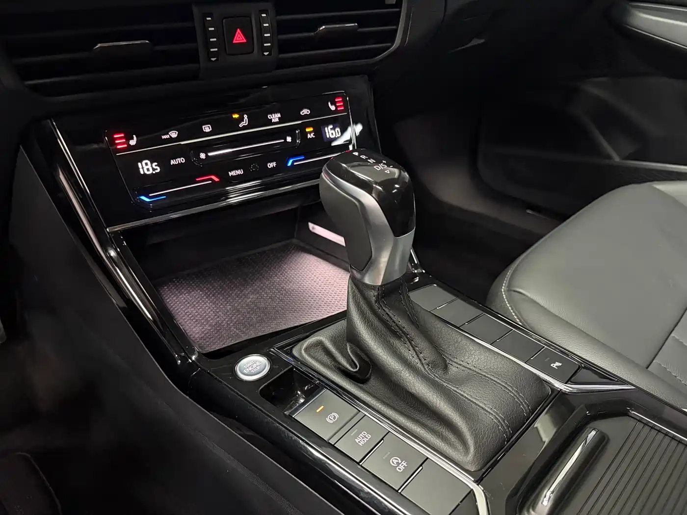 Volkswagen Passat 2023 280TSI Starlight Elite Edition фото 12