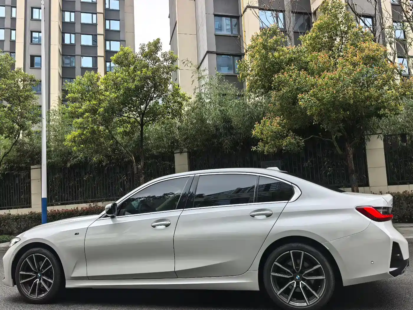 BMW 3 Series 2023 325Li M Sport Package фото 9