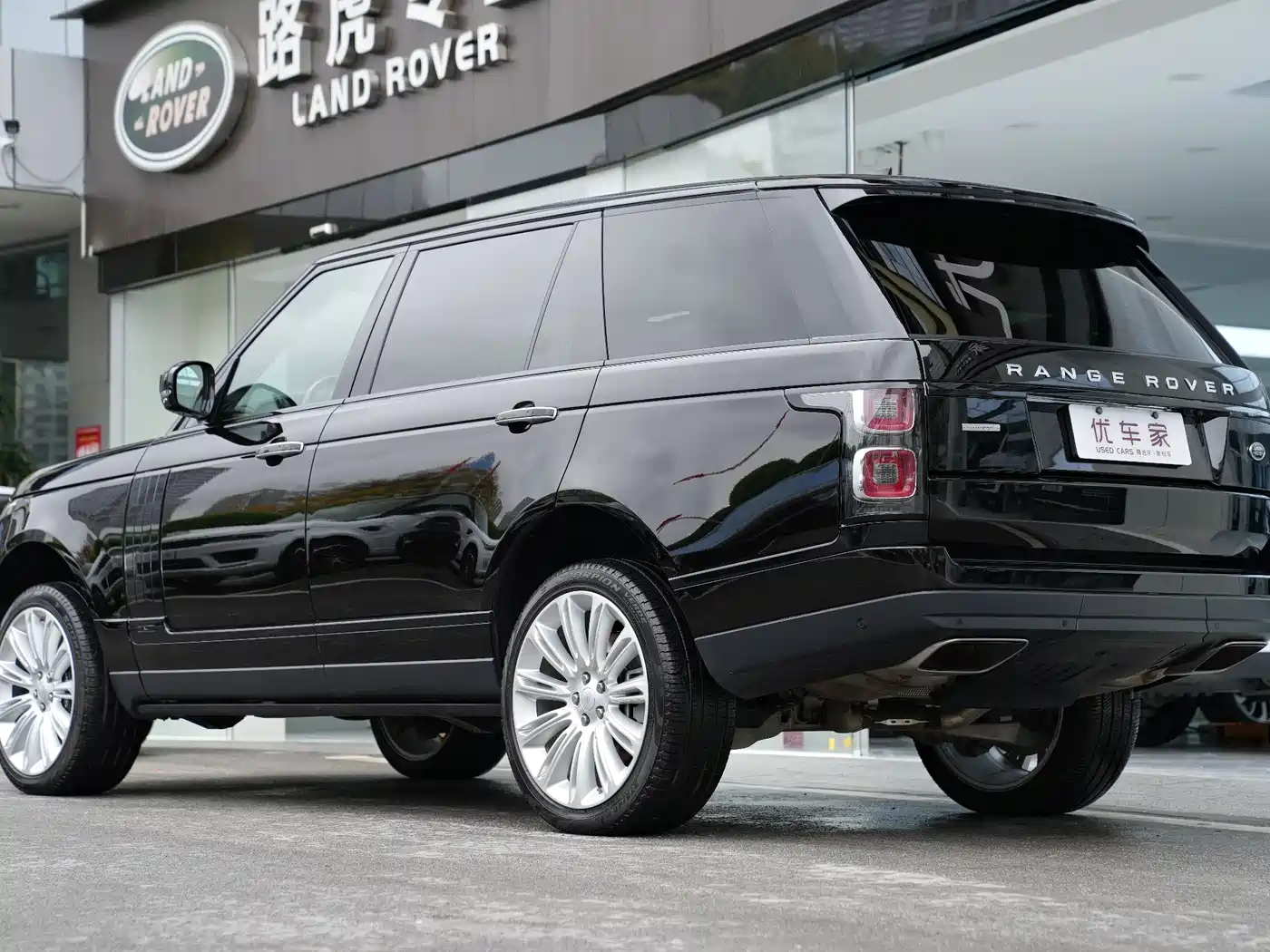 Land Rover Range Rover 2020 3.0 L6 Supreme Creation Extended Version фото 4