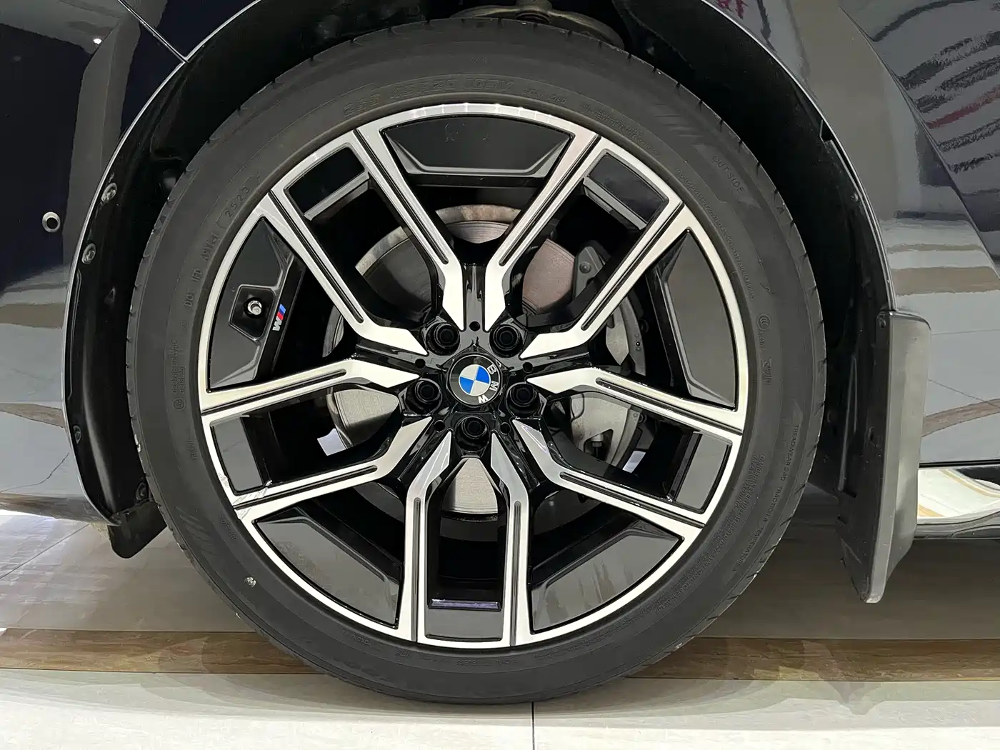 BMW 7 Series 2023 Model 735Li M Sport Package фото 26