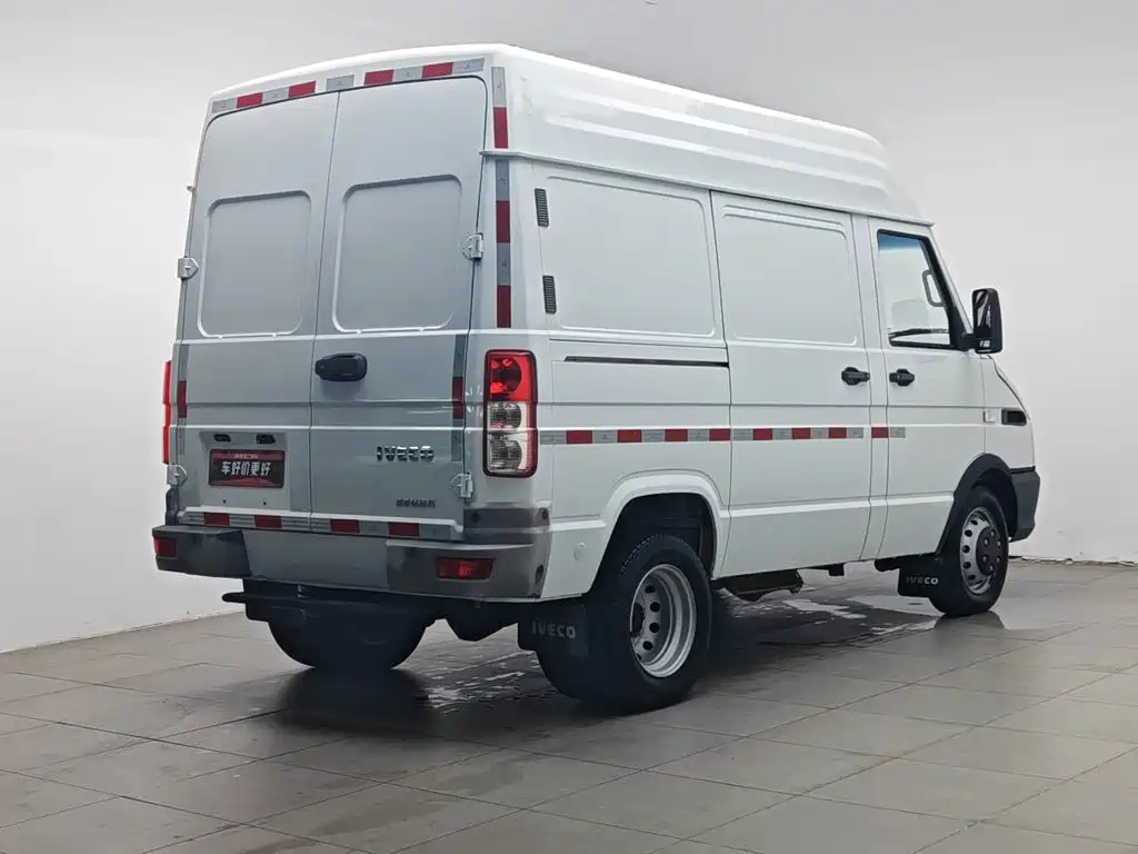 Iveco Daily 2020 2020 Model 2.8T V35 Van Dual-Tire V35 Medium Roof 3 Seats with Side Sliding Door China V