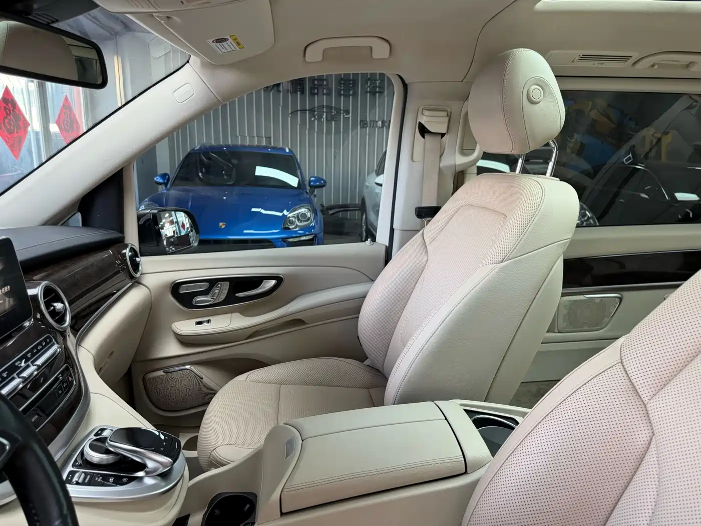 Mercedes-Benz V-Class 2017 Model V 260 Premium Edition фото 16