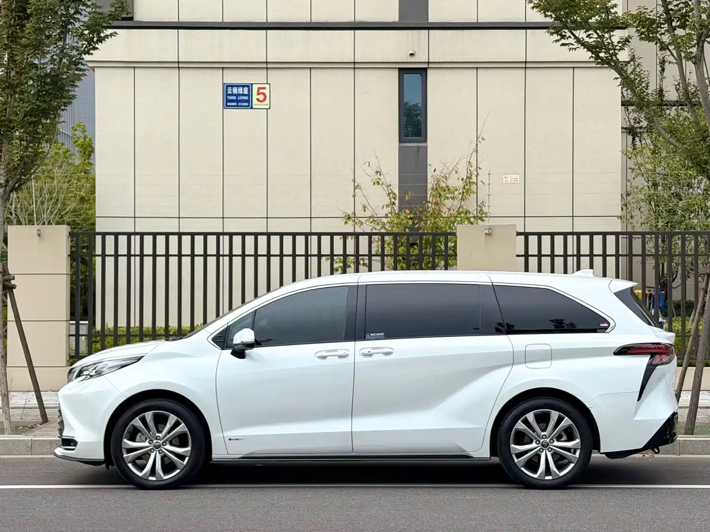 Toyota Sienna 2024 2.5L Hybrid Ultimate Premium Edition фото 3