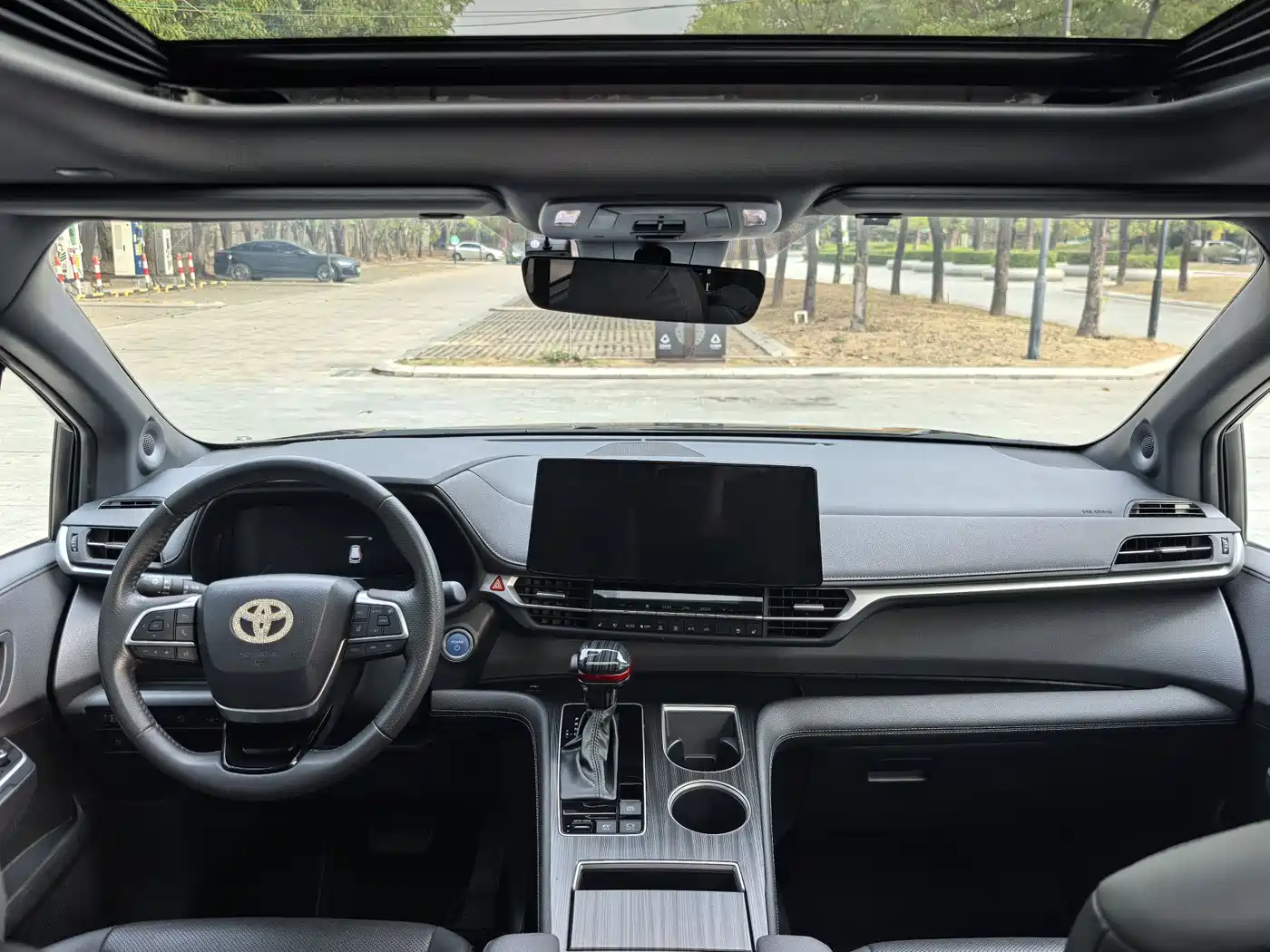 Toyota Sienna 2024 2.5L Hybrid Premium Edition фото 9
