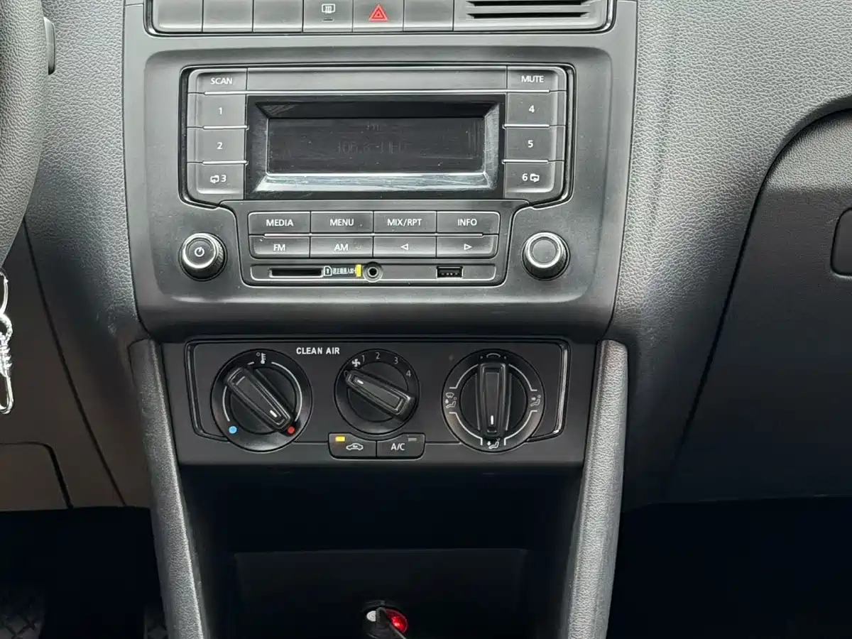 Volkswagen Polo 2016 1.4L Manual Trend фото 7