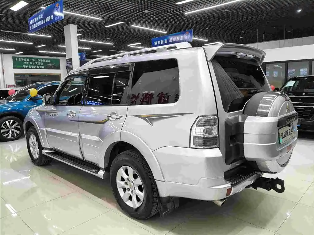 Mitsubishi Pajero (Import) 2011 3.0L Luxury Edition фото 5