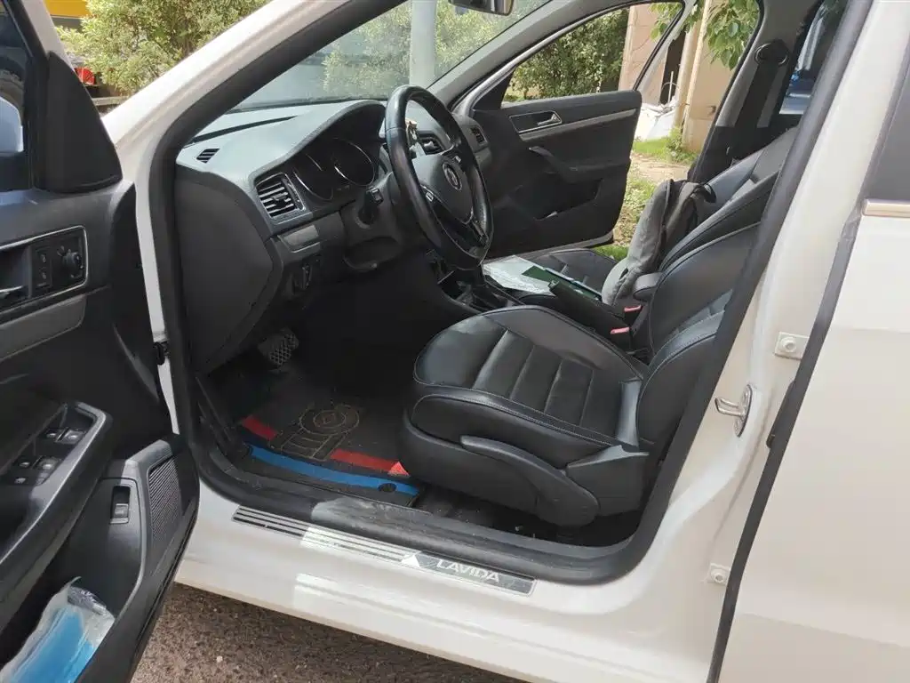 Volkswagen Lavida 2017 1.6L Automatic Comfort Edition фото 12