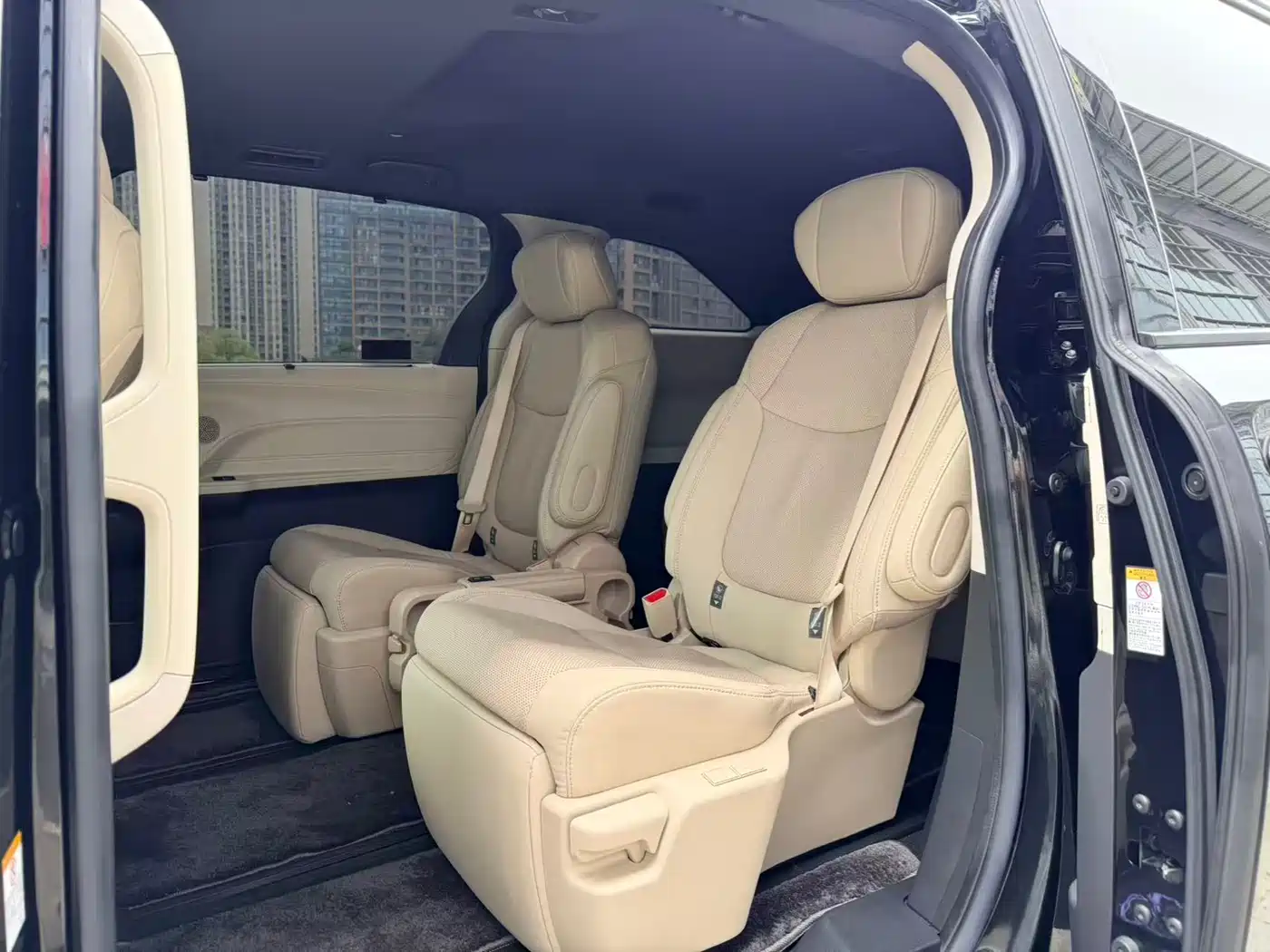 Toyota Sienna 2021 2.5L Hybrid Premium Edition фото 6