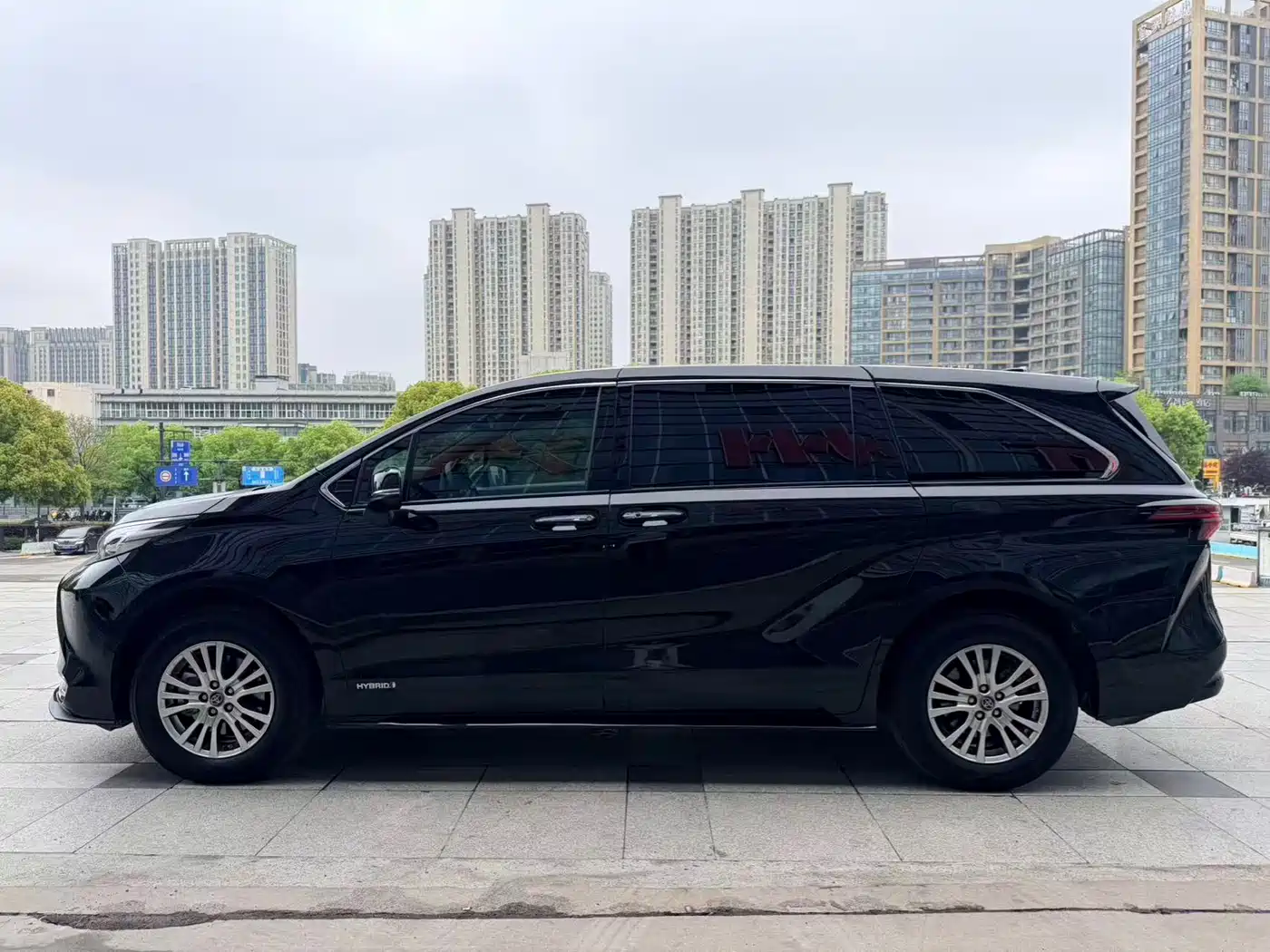 Toyota Sienna 2021 2.5L Hybrid Premium Edition фото 3