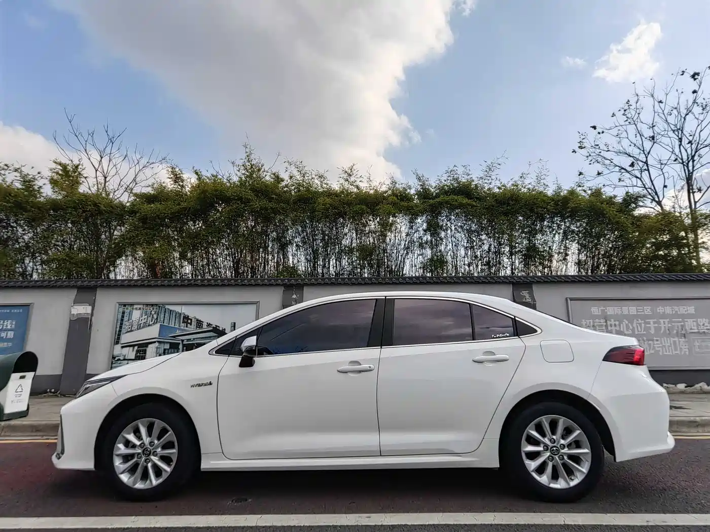 Toyota Corolla 2019 Hybrid 1.8L E-CVT Flagship Edition фото 9