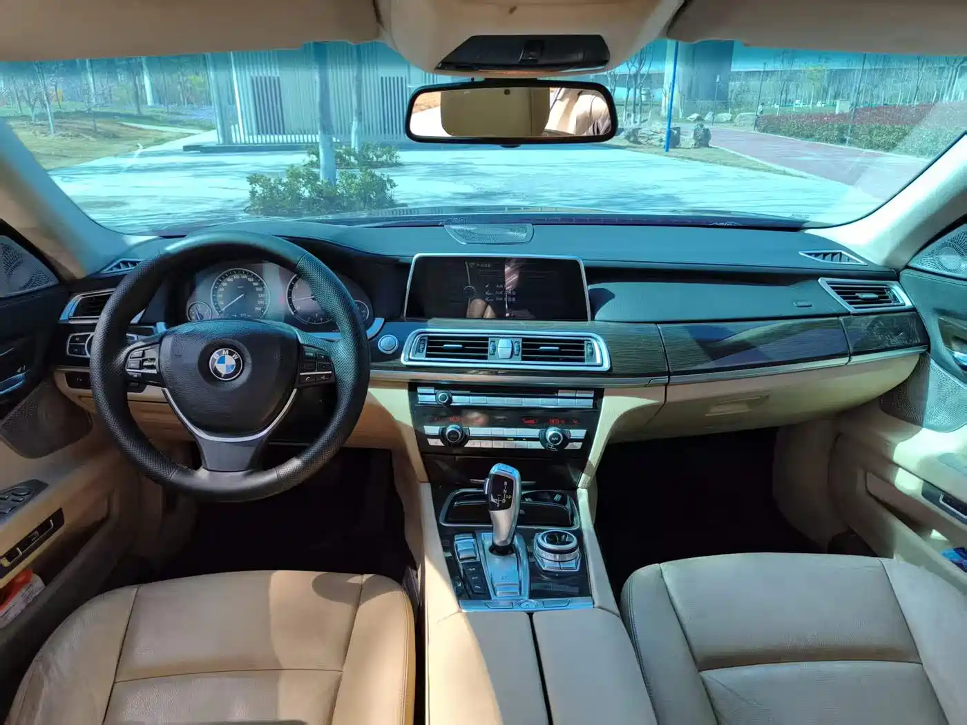 BMW 7 Series 2011 750Li xDrive фото 8