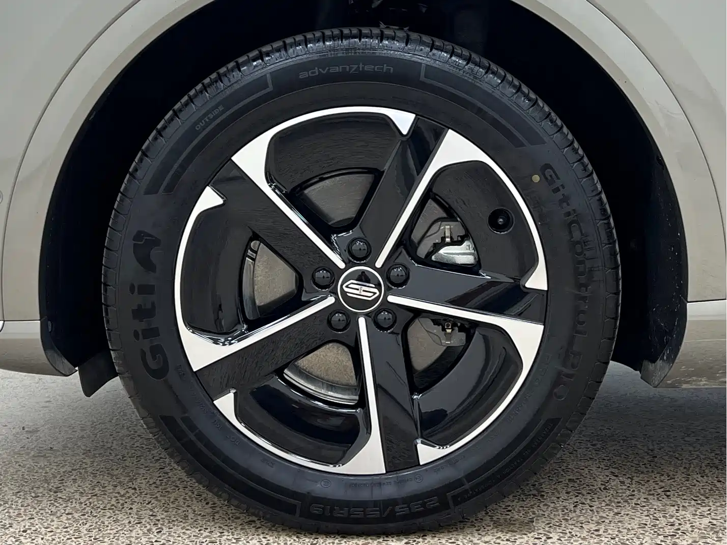Photo 10 - Shangjie SUV