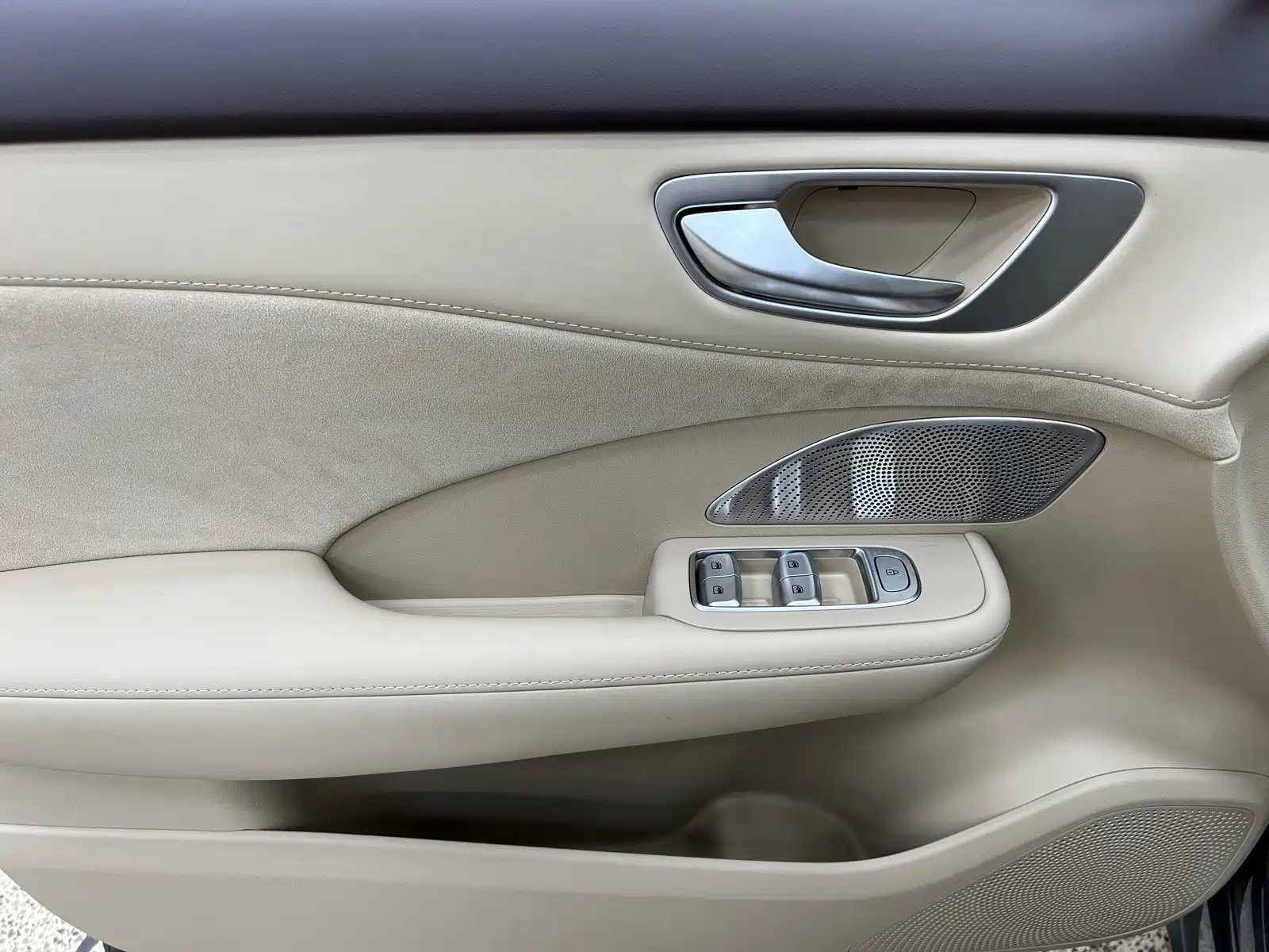 Photo 12 - Shangjie SUV