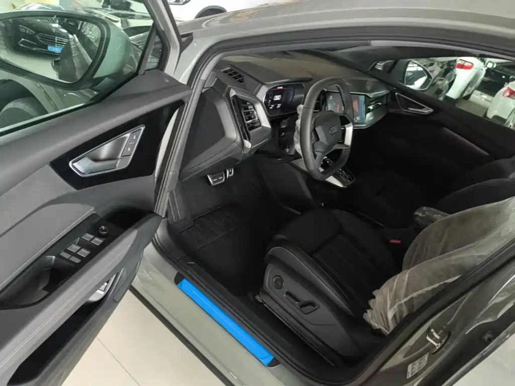 Photo 16 - Audi Q4 e-tron