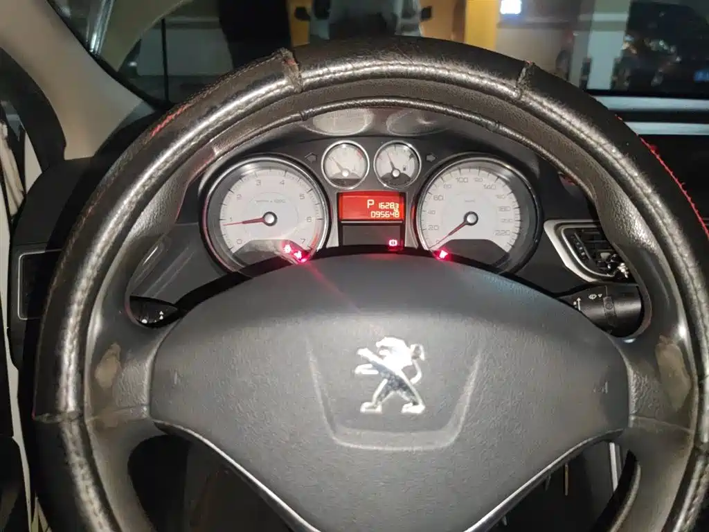 Peugeot 308 2014 Model Joy Edition Classic 1.6L Automatic Superior Style фото 8