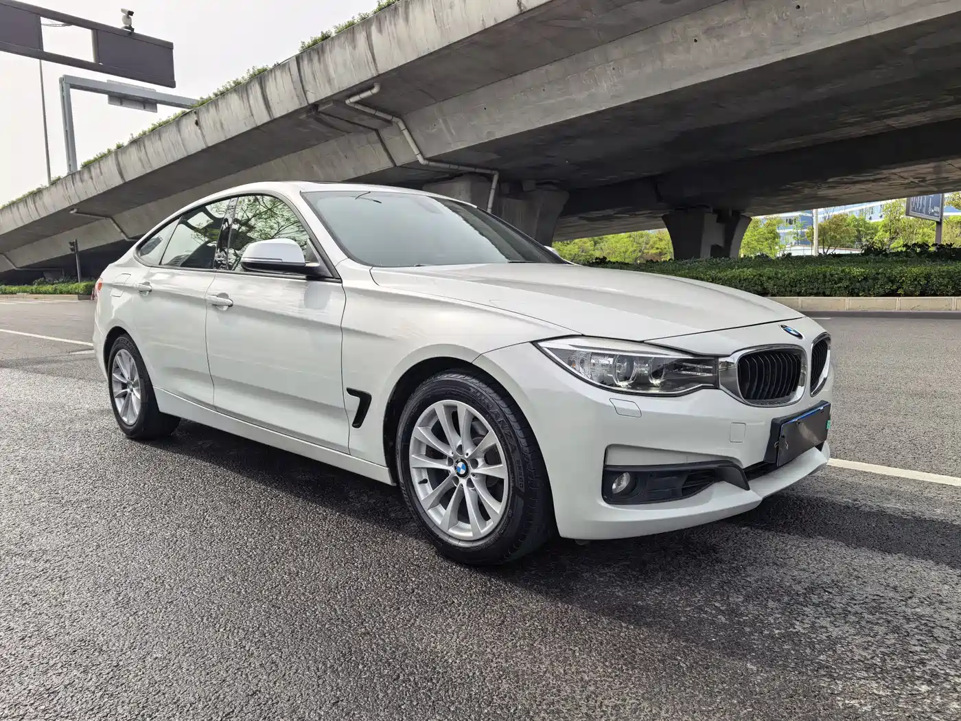 BMW 3 Series GT 2014 320i Leading Edition фото 3